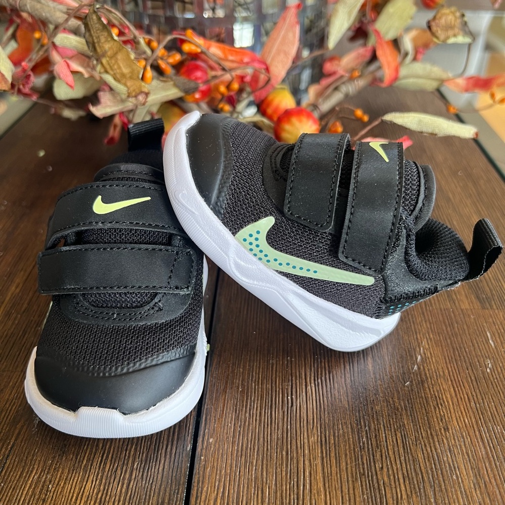 Nike Omni Multi- Court “Black Barely Volt” Infant Sneakers